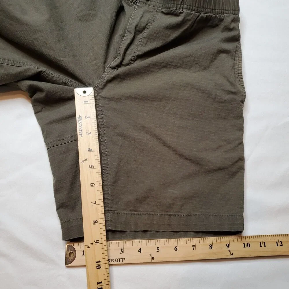 Vuori Men's Flat Front Drawstring Shorts in Olive